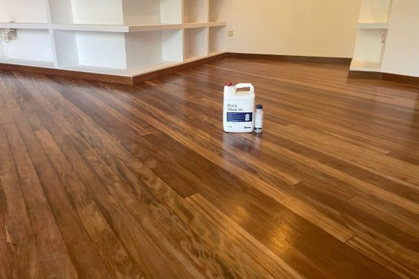 Parquet Pamplona · Lijado y barnizado de suelo de parquet en Pamplona